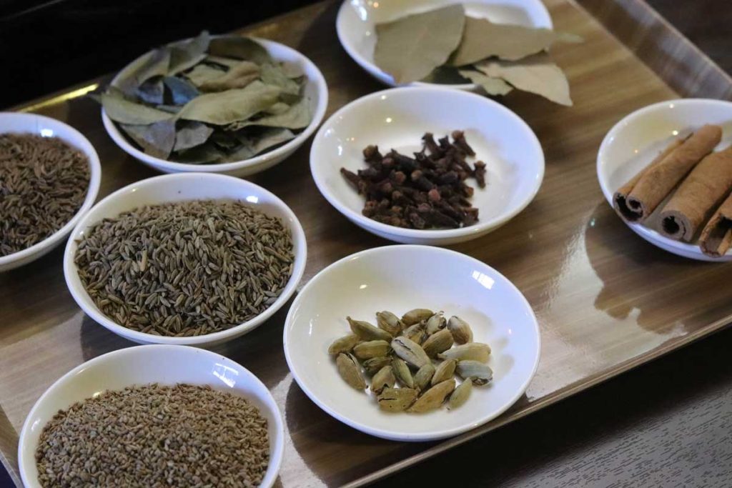 漢方茶ブレンダーのシェフが薬膳カレーのスパイスをブレンドします。